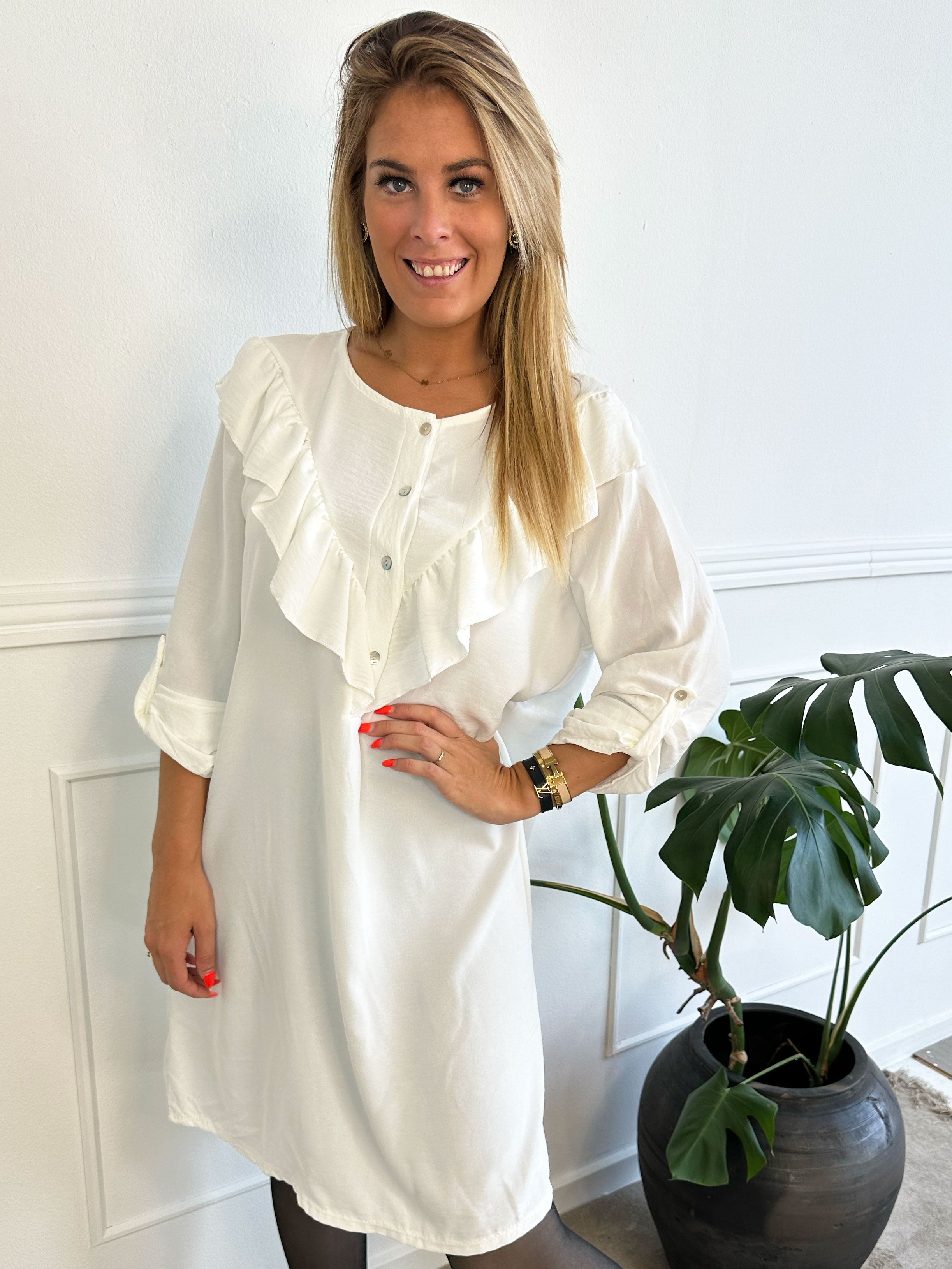 Nicola Dress - Söt klänning med volanger och knappar